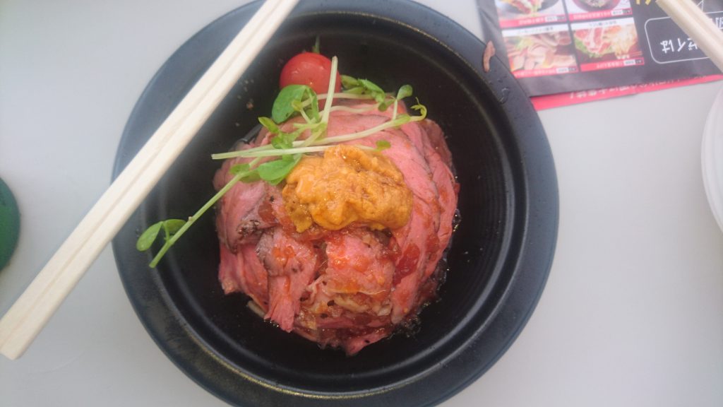 北海道「金獅子精肉店」の雲丹のせローストビーフ丼