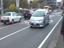 千葉県市川市のストーカー事件で市川警察署へ向かう車両